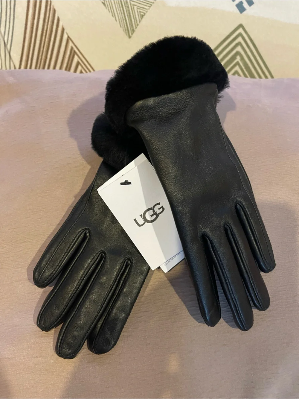 UGG Leather Shorty Tech Tip Glove Black. Size S Women